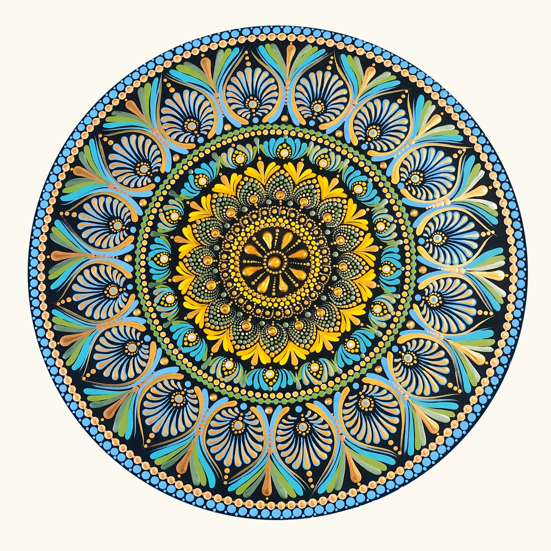 Mandala em verde, amarelo e azul com flor solar